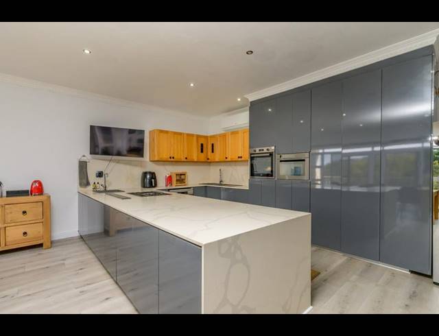 4 BEDROOM HOUSE FOR SALE IN LA LUCIA